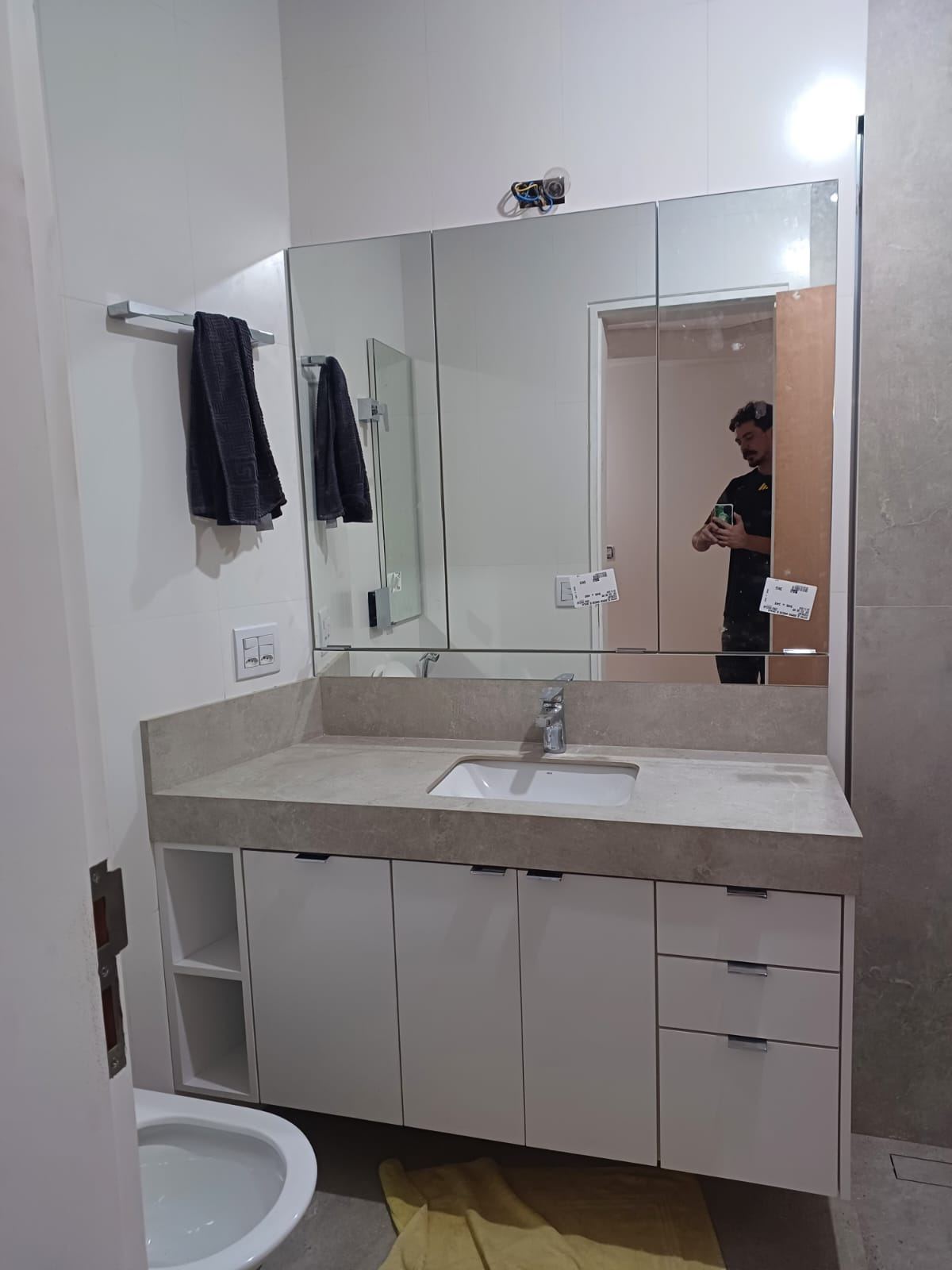 Gabinete branco com espelheira e nichos