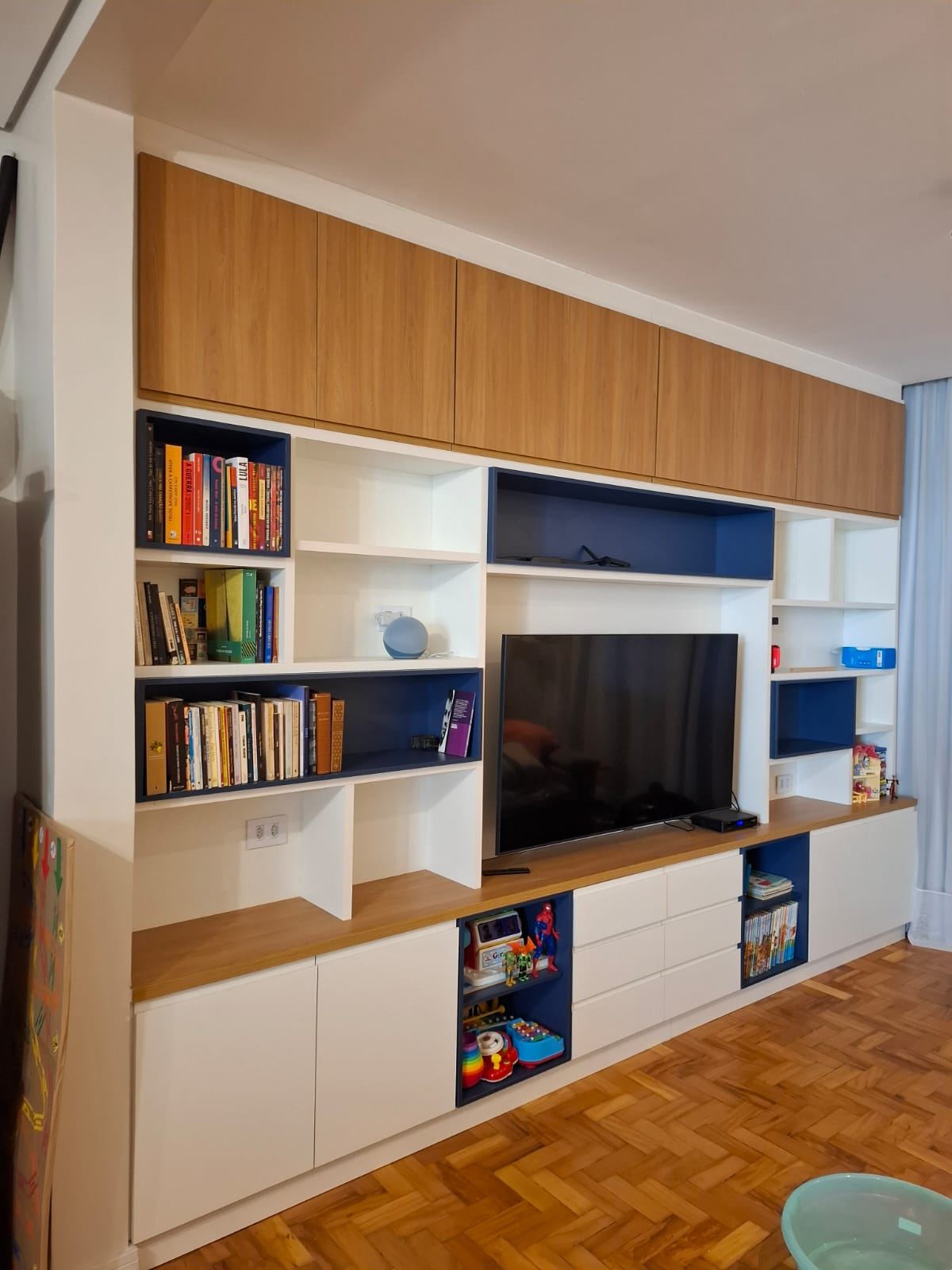 Painel de sala com nichos e estante suspensa