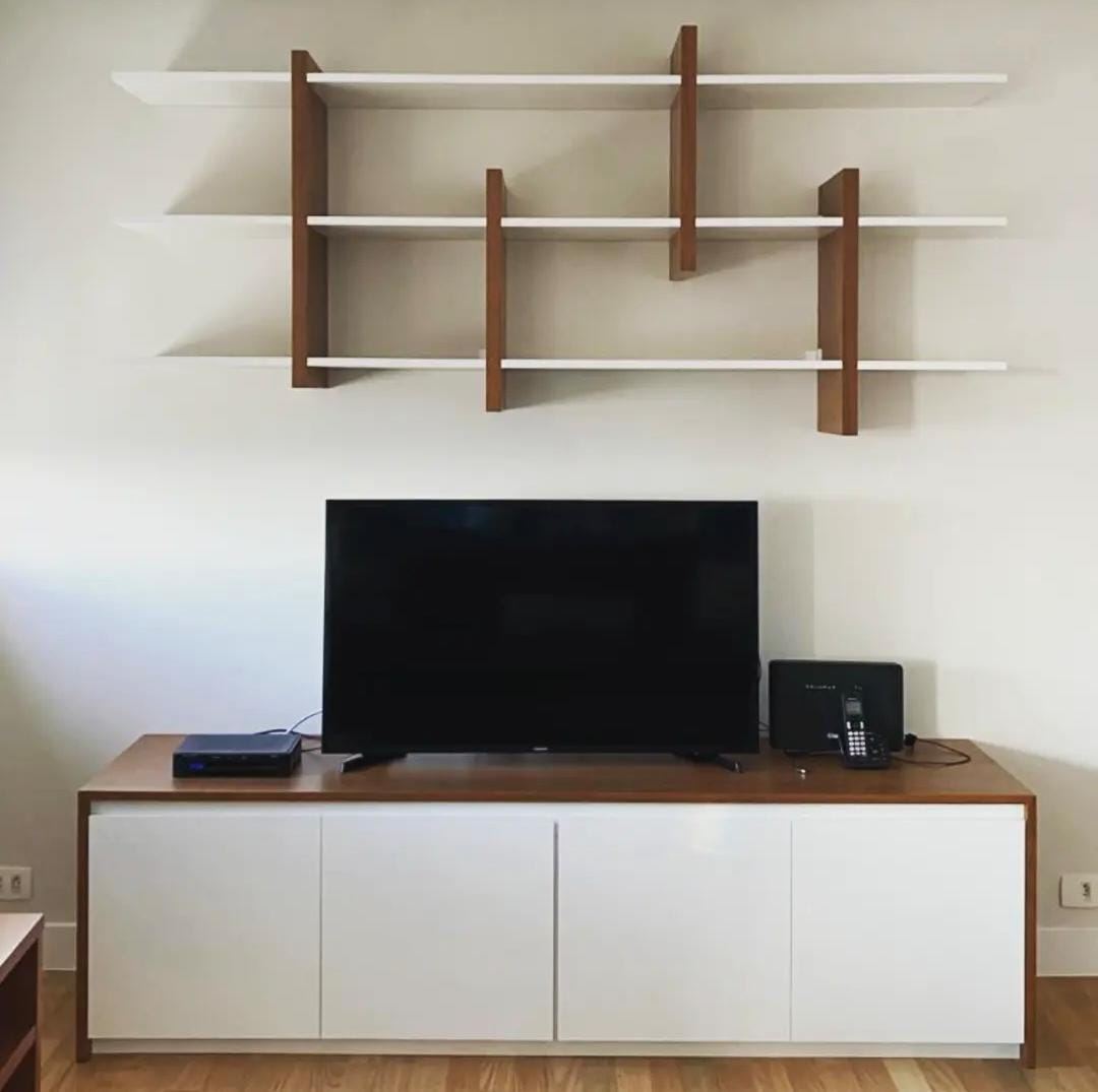Rack de TV com prateleiras em madeira maciça